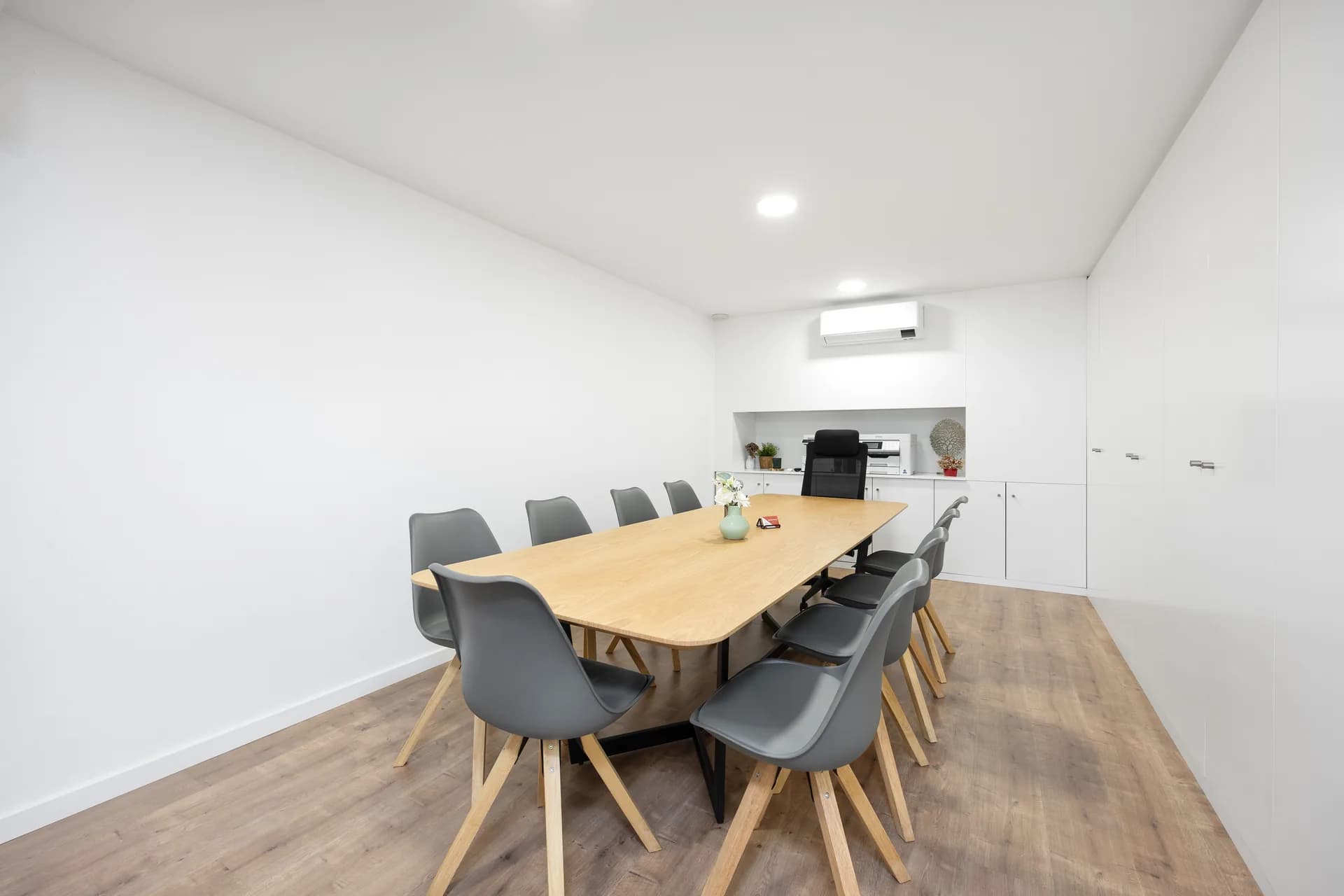 Vista ampla da sala de reuniões e zona de impressão