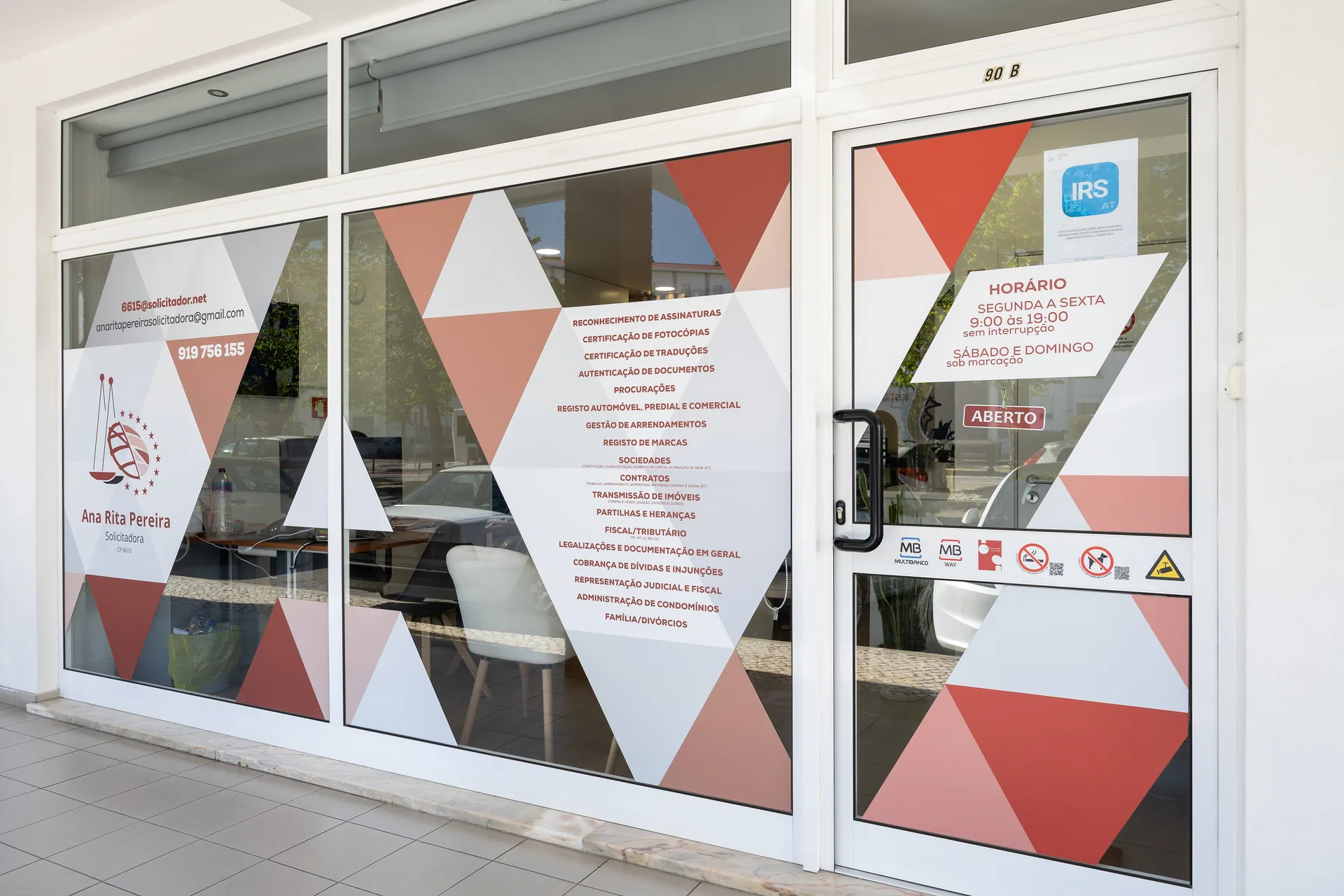 Entrada do escritório com horário de funcionamento